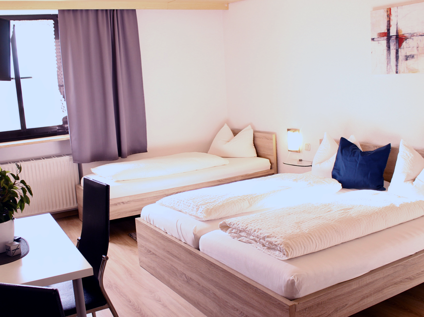 Dreibettzimmer Hauptgebäude Niederalteicher Hof Hengersberg